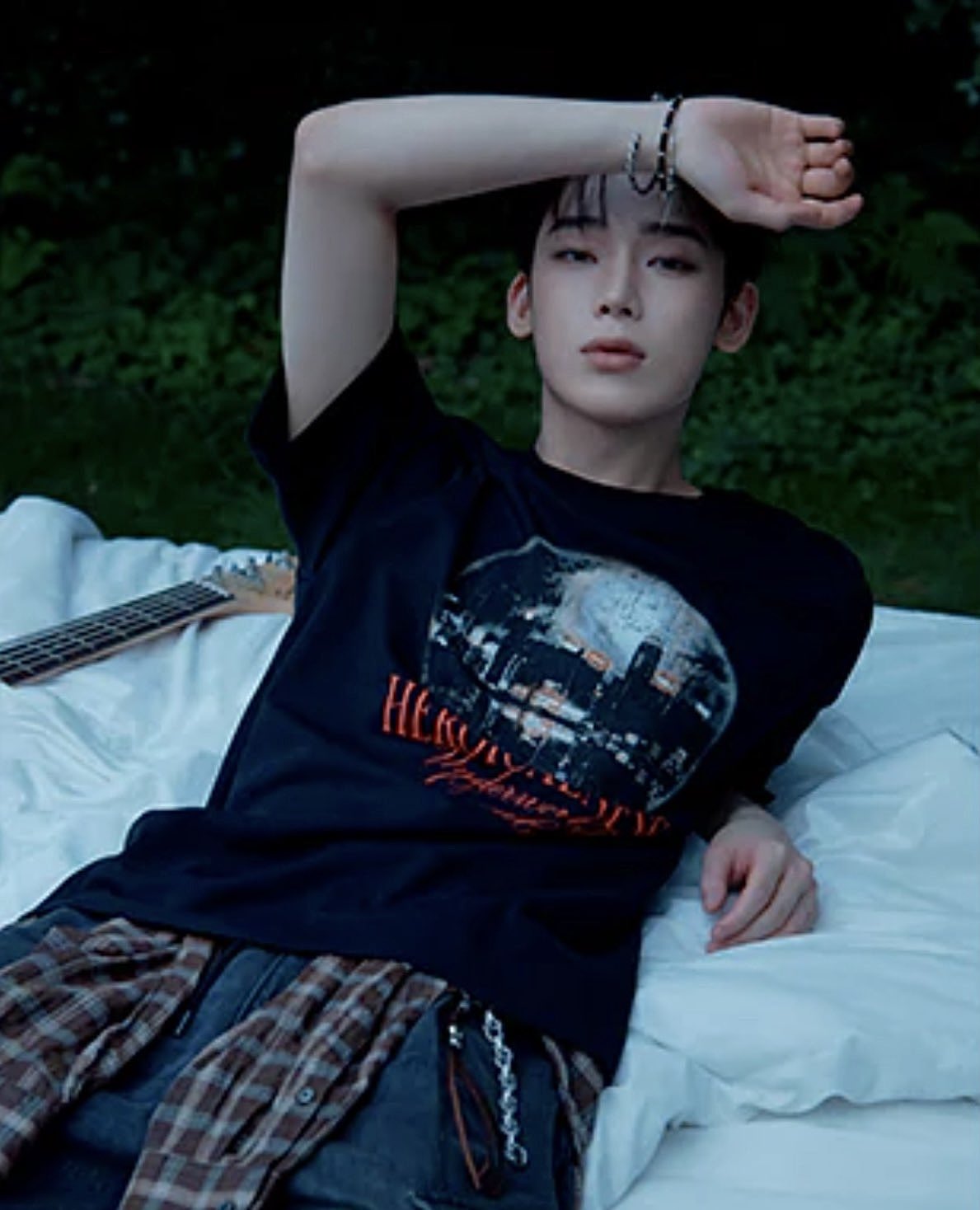8SECONDS Night Graphic T-Shirt – Worn by ENHYPEN Sunoo