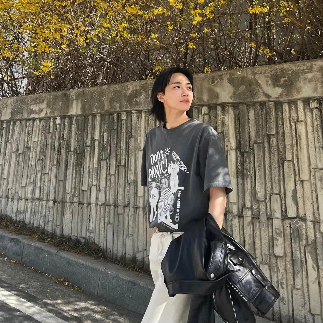 Worn by Seventeen Jeonghan - mahagrid – DON’T PANIC Pigment Tee (Charcoal)
