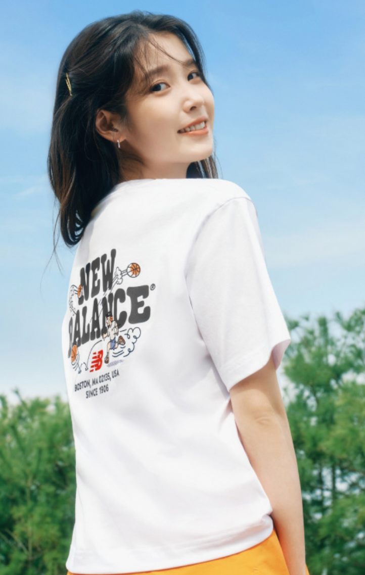 NEW BALANCE - UNI NB BOY Baketball Lettering S/S T-Shirt (IU's Pick)