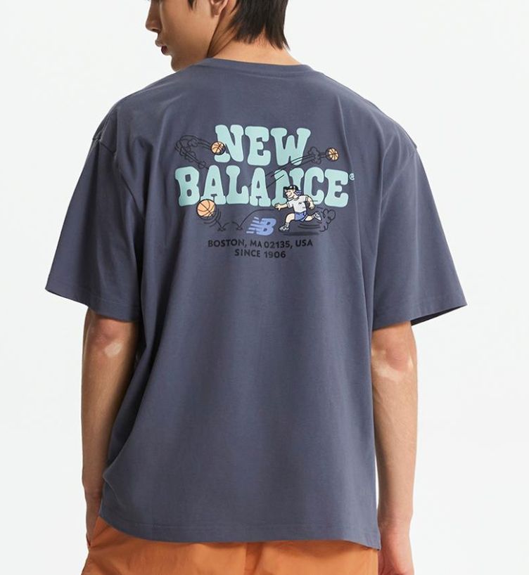 NEW BALANCE - UNI NB BOY Baketball Lettering S/S T-Shirt (IU's Pick)