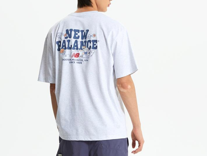 NEW BALANCE - UNI NB BOY Baketball Lettering S/S T-Shirt (IU's Pick)