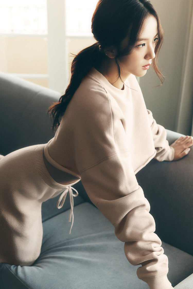 ALO YOGA x Blackpink Jisoo - Extreme Cropped Pullover & Supernatural Sweater Pant (Macadamia)