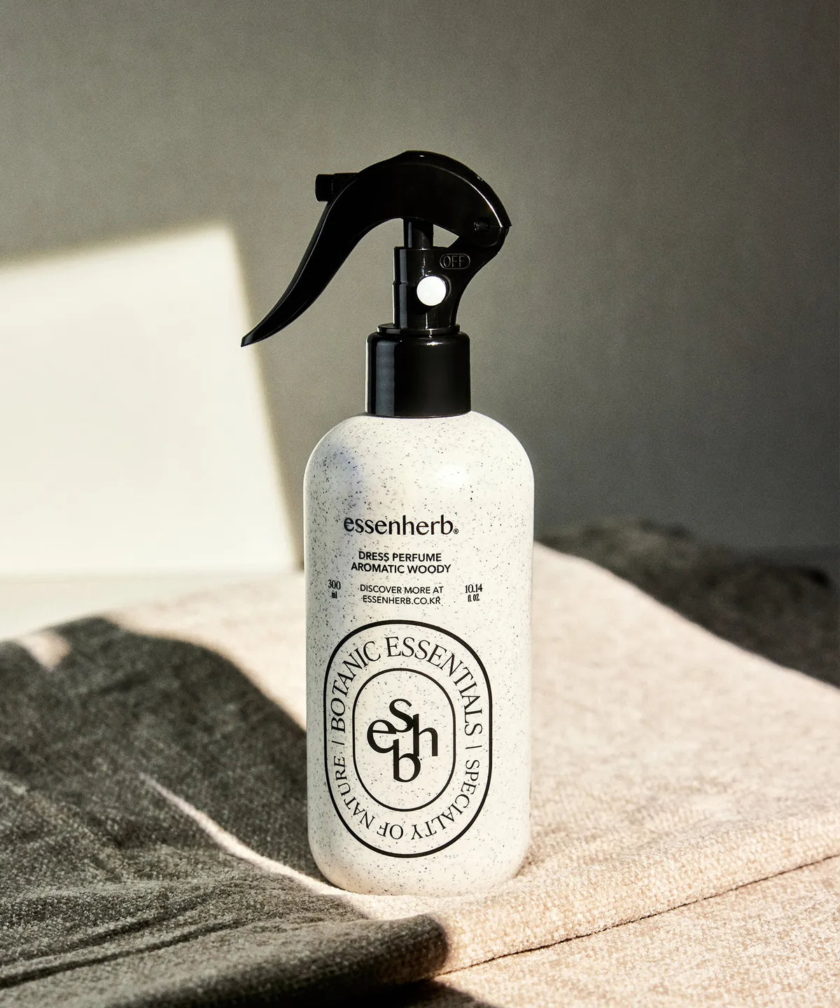 ESSENHERB Dress Perfume Aromatic Woody 300ml