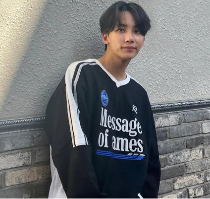 [Seventeen Jeonghan worn] Ames V Neck Uniform Sweatshirt