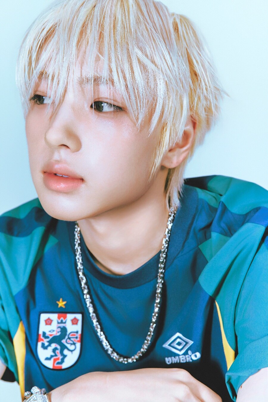 [UMBRO X NCT WISH] HBL Football Heritage Wappen Short Sleeve Piste