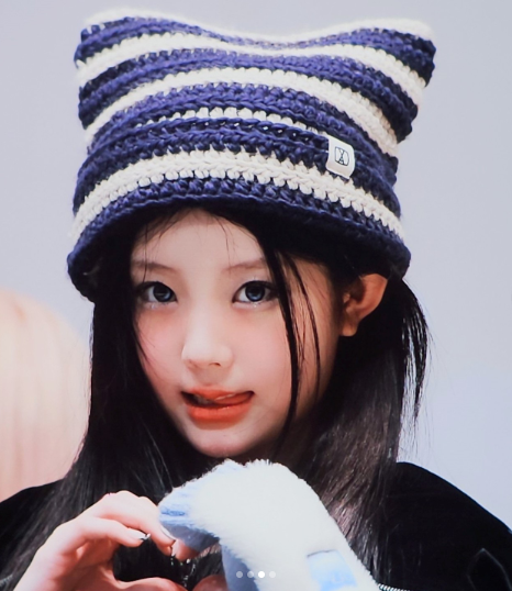 [kpop Idol Best Pick] VARZAR Square Label Striped Crochet Beanie