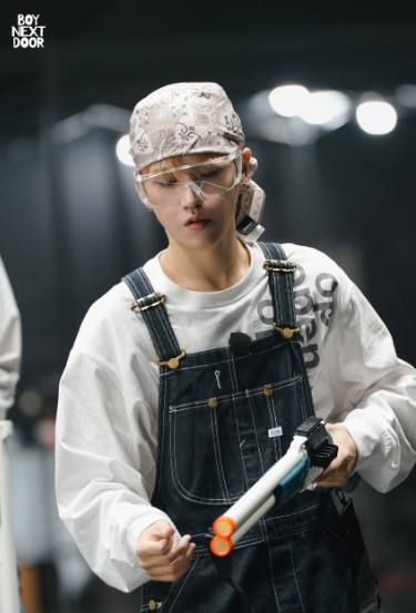 [BoyNextDoor Riwoo Worn] OY Bold Patch L/S Tee