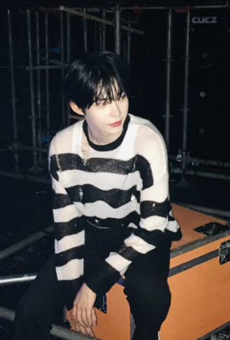 [Zerobaseone Sung hanbin Worn] Kirsh Peak Wappen Damage Stripe Knit [White]