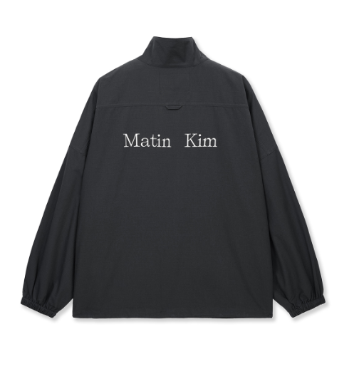 [Ive Liz Pick] Matin Kim Back Logo High Neck Jumper