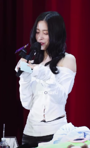 [Itzy Ryujin Worn] ETRE AU SOMMET Cut-Out Open Long Sleeve