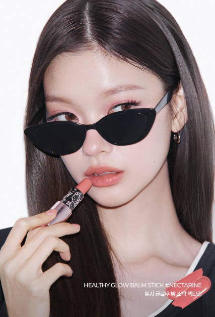 [Hello Kitty Black Edition] WAKEMAKE Healthy Glow Balm Stick with Gift (Free Hairpin)