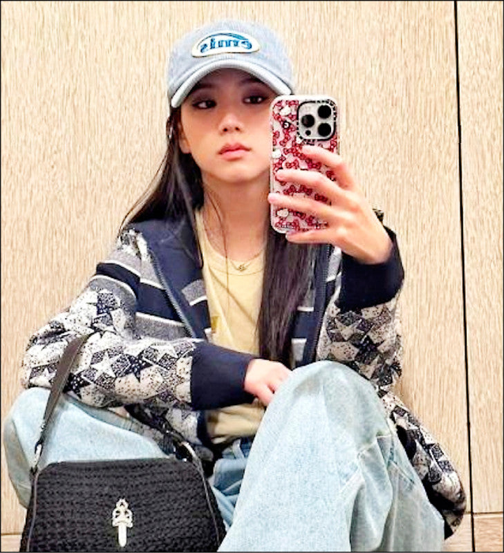 [Blackpink Jisoo Worn] EMIS Corduroy Wappen Ball Cap