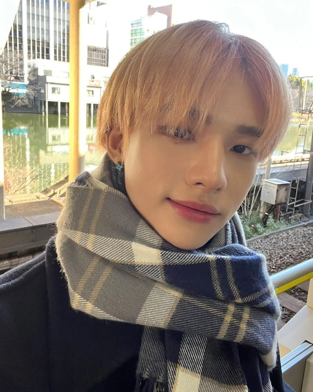 [Lesserafim Chaewon, Stray Kids' Hyunjin, and TWS's Youngjae Worn] ODD STUDIO Basic Knit Check Muffler