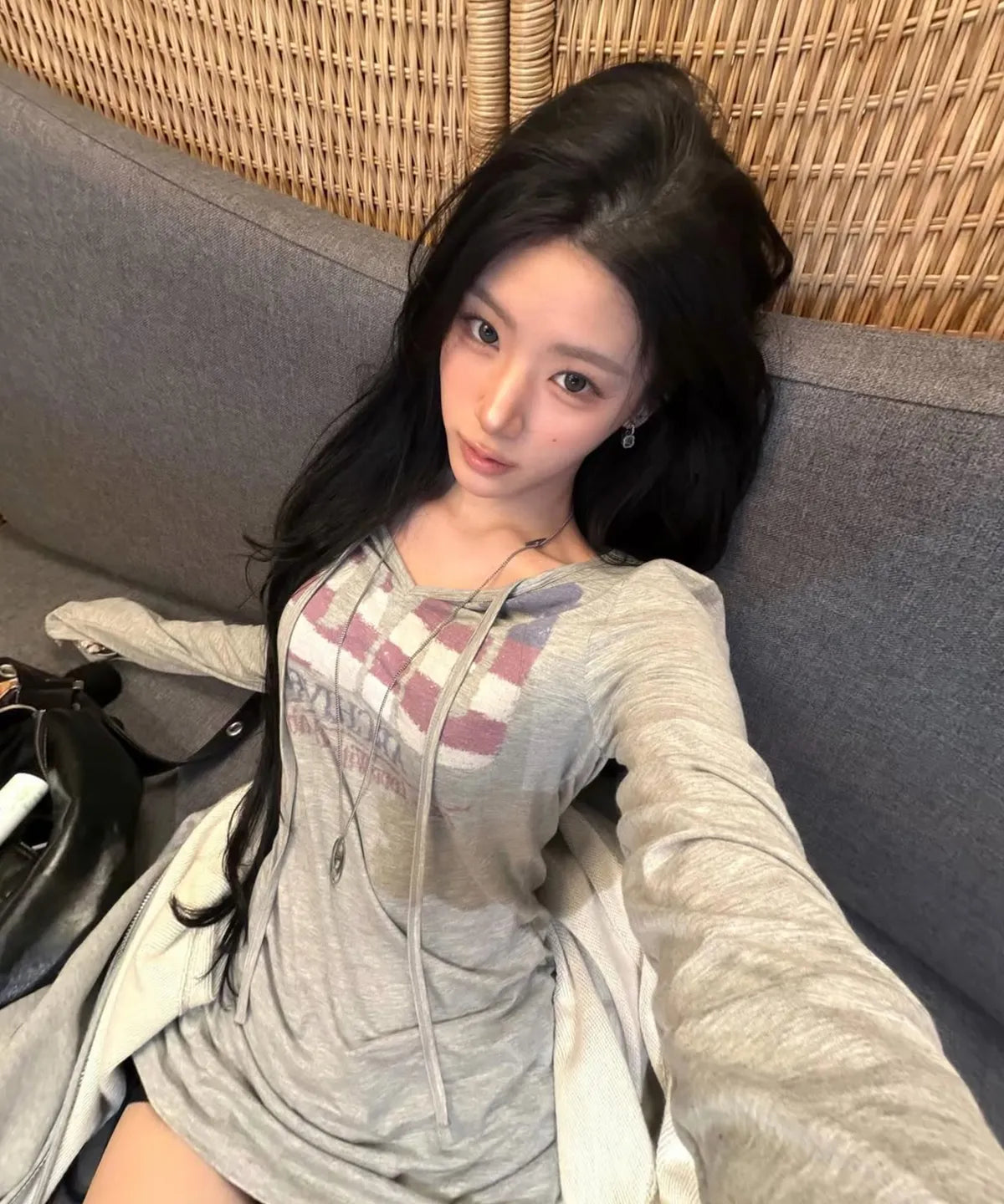 [ITZY Yeji Worn] Gila Archive USA Logo V Neck Long Sleeve