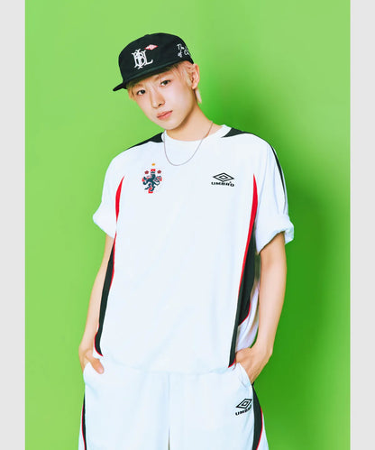[UMBRO X NCT WISH] HBL Football Heritage Wappen Short Sleeve Piste