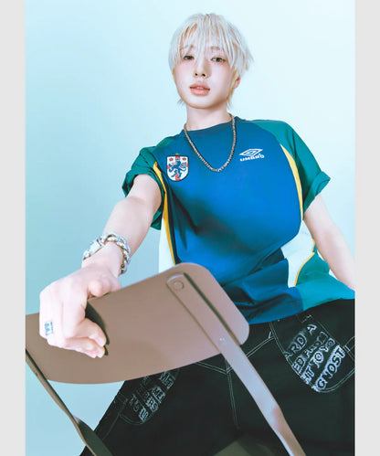 [UMBRO X NCT WISH] HBL Football Heritage Wappen Short Sleeve Piste