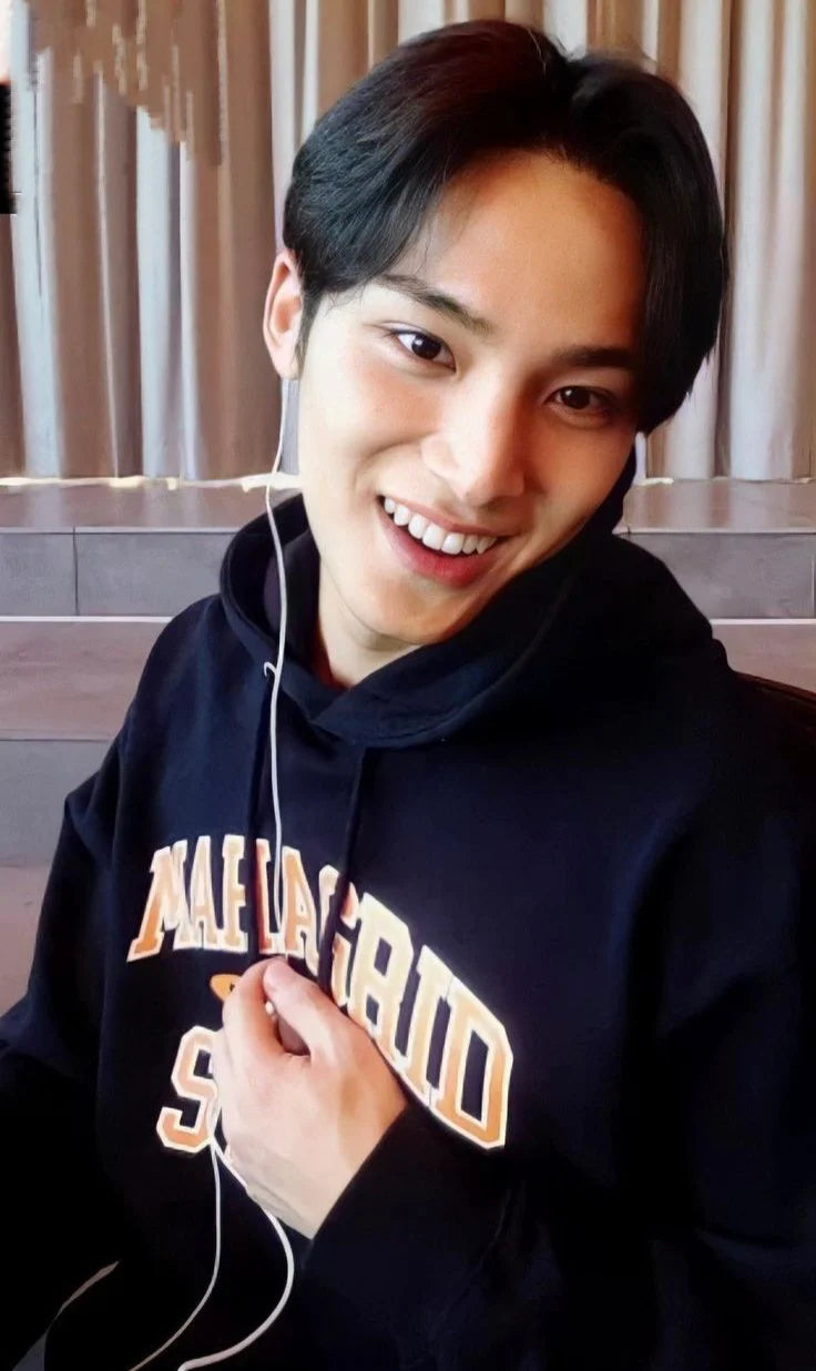[Seventeen Mingyu and Straykids I.N Worn] Mahagrid College Logo Hoodie