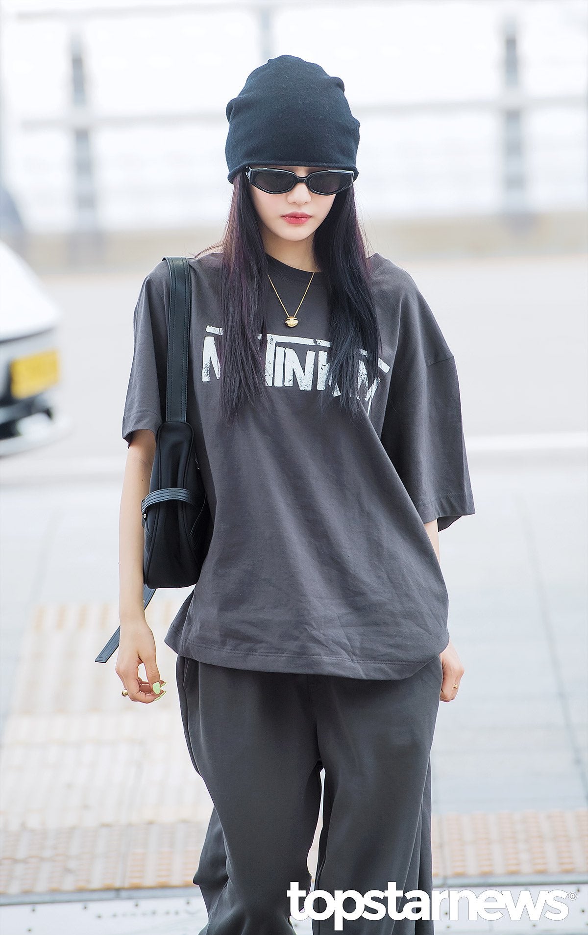 [Aespa Ningning Pick] Matin Kim Hangeul Logo Big Archive Top -Charcoal