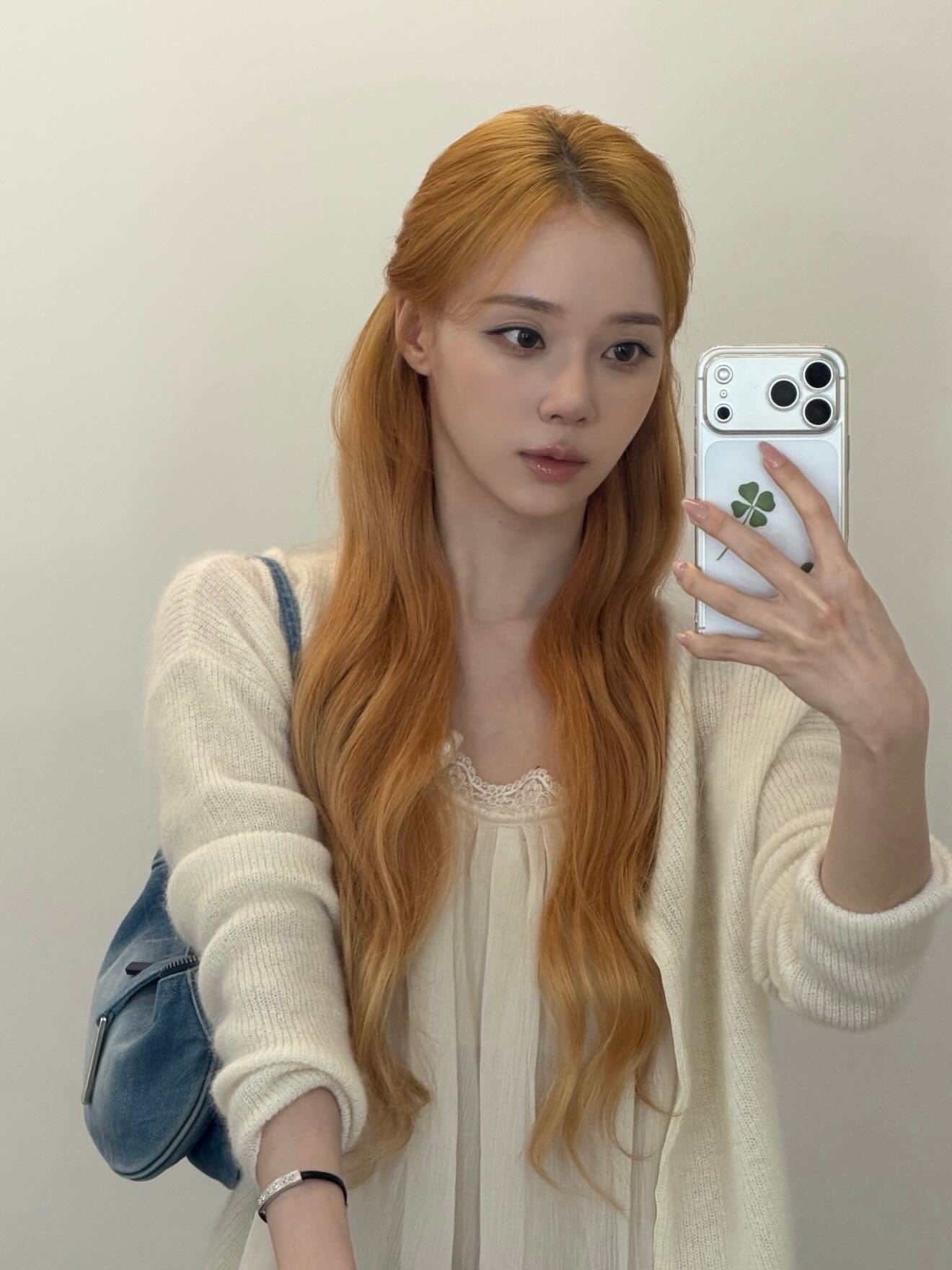 [Aespa Winter Worn] Sunburn Project Angle Lace Sleeveless Blouse