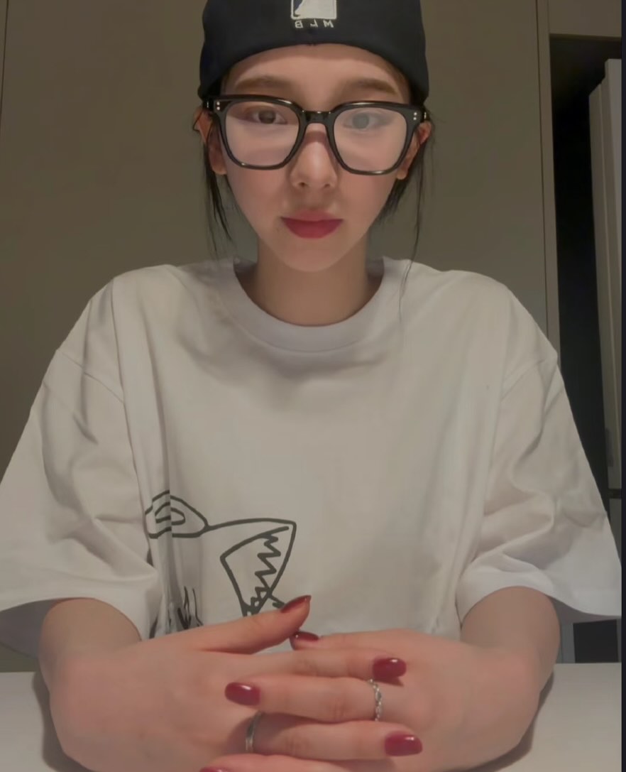 [Aespa Karina Worn] Itzavibe Cat Girl T-Shirt