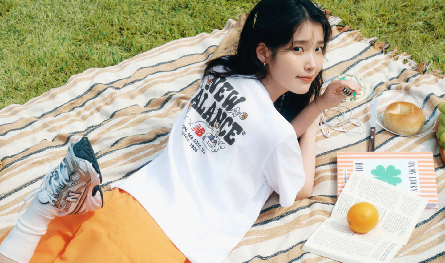 NEW BALANCE - UNI NB BOY Baketball Lettering S/S T-Shirt (IU's Pick)