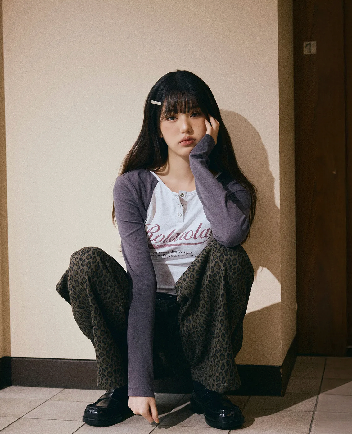 ROLAROLA - Vintage Logo Raglan T-Shirt   [IVE Jang Won-young pick]