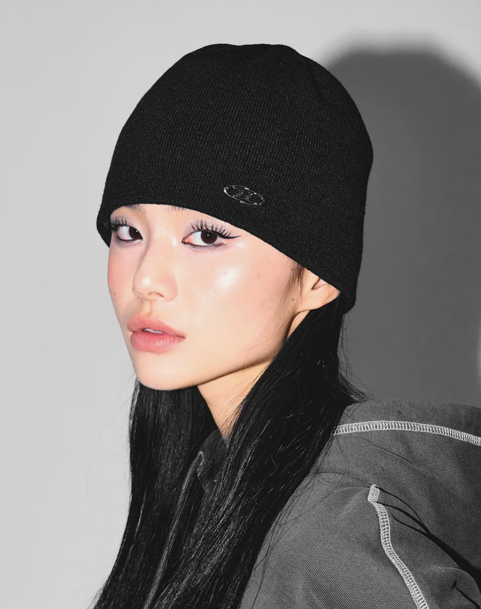 BORN TO WIN SYMBOL B PENDANT BEANIE [BLACK]