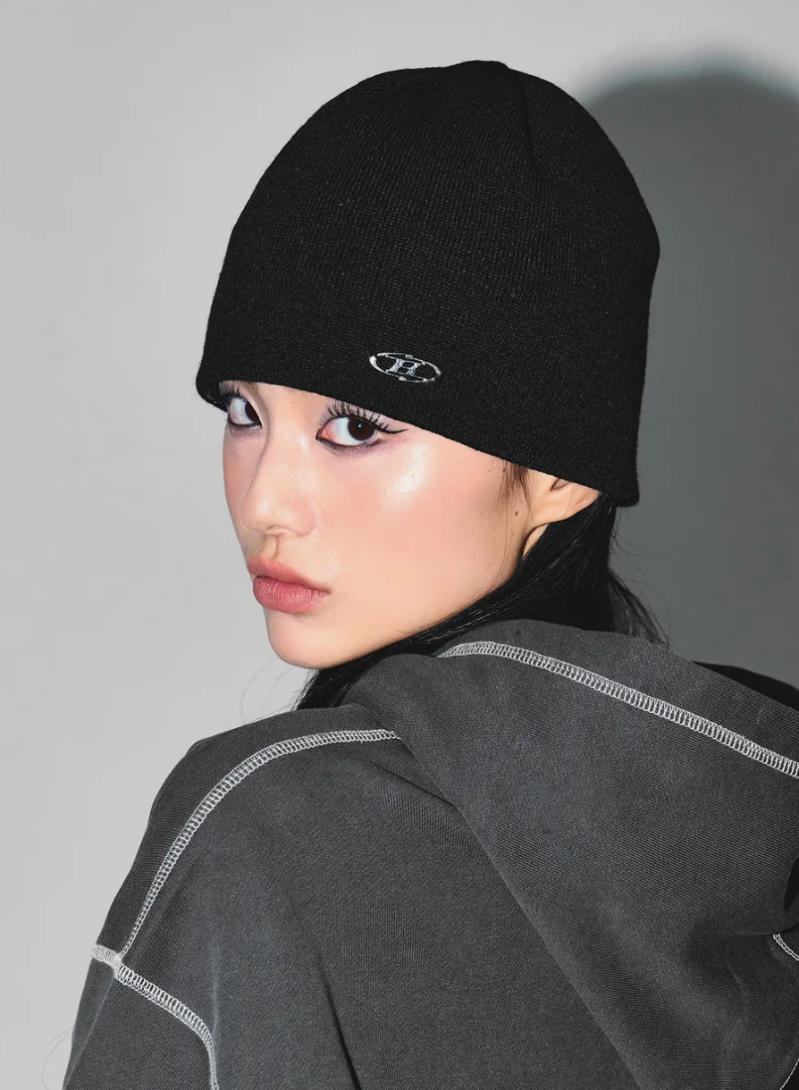 BORN TO WIN SYMBOL B PENDANT BEANIE [BLACK]