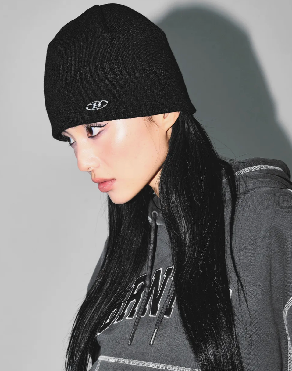 BORN TO WIN SYMBOL B PENDANT BEANIE [BLACK]