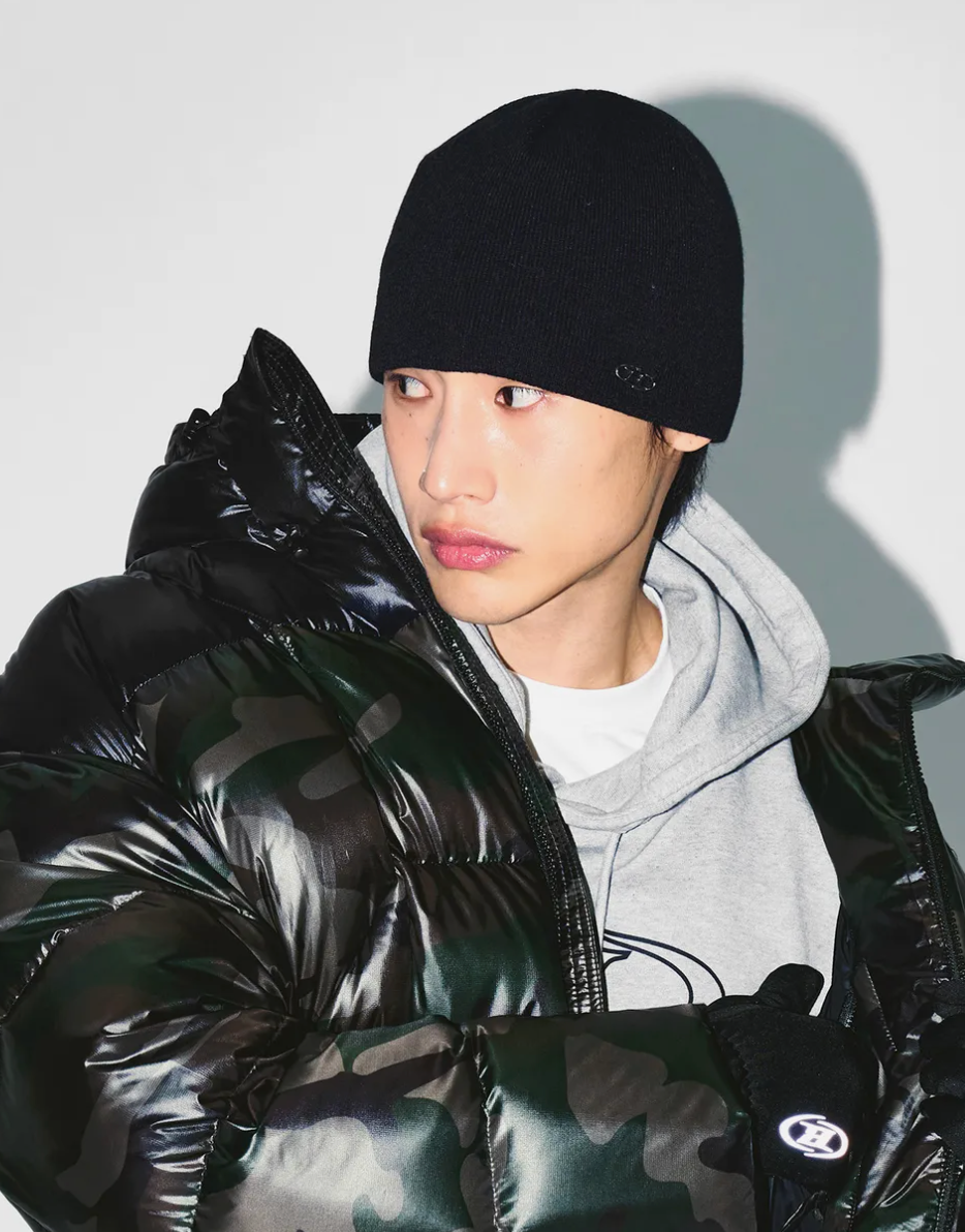 BORN TO WIN SYMBOL B PENDANT BEANIE [BLACK]