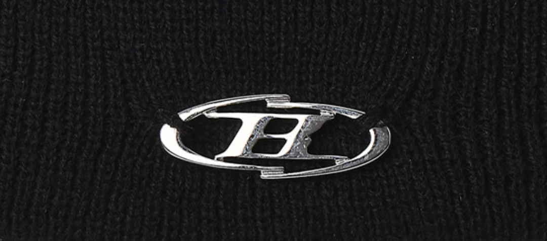 BORN TO WIN SYMBOL B PENDANT BEANIE [BLACK]