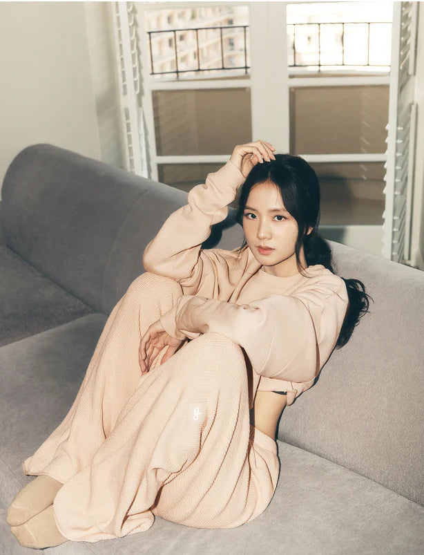 ALO YOGA x Blackpink Jisoo - Extreme Cropped Pullover & Supernatural Sweater Pant (Macadamia)