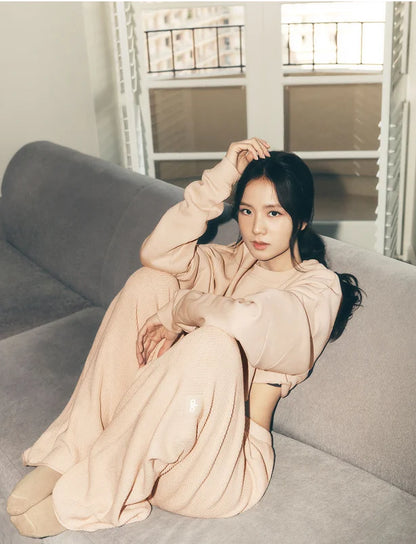 ALO YOGA x Blackpink Jisoo - Extreme Cropped Pullover & Supernatural Sweater Pant (Macadamia)
