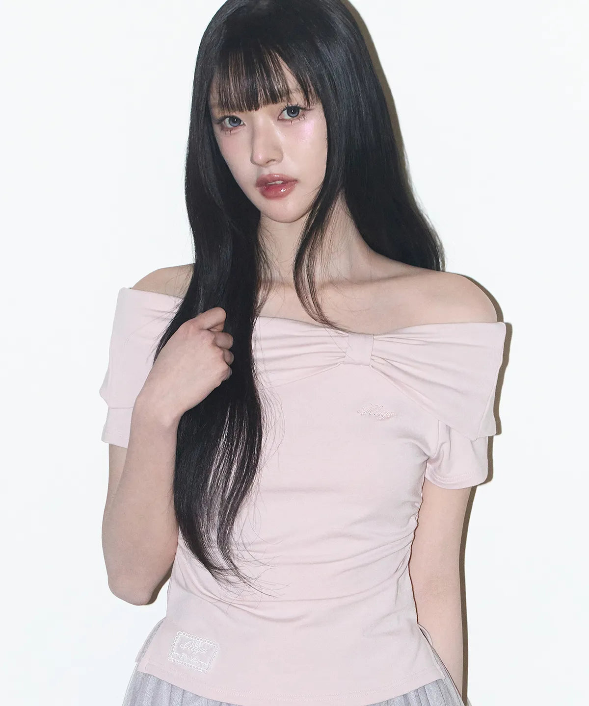 [Hearts2Hearts Carmen Worn] Illigo Bow Off-shoulder Tee