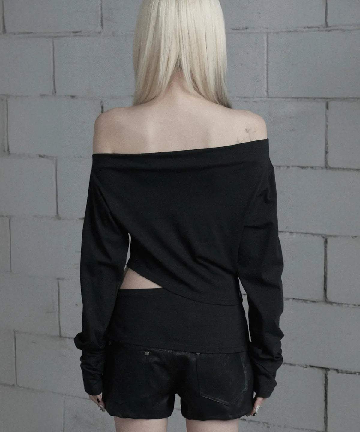 [Itzy Ryujin Worn] ETRE AU SOMMET Cut-Out Open Long Sleeve