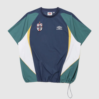 [UMBRO X NCT WISH] HBL Football Heritage Wappen Short Sleeve Piste
