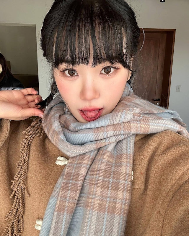 [Lesserafim Chaewon, Stray Kids' Hyunjin, and TWS's Youngjae Worn] ODD STUDIO Basic Knit Check Muffler