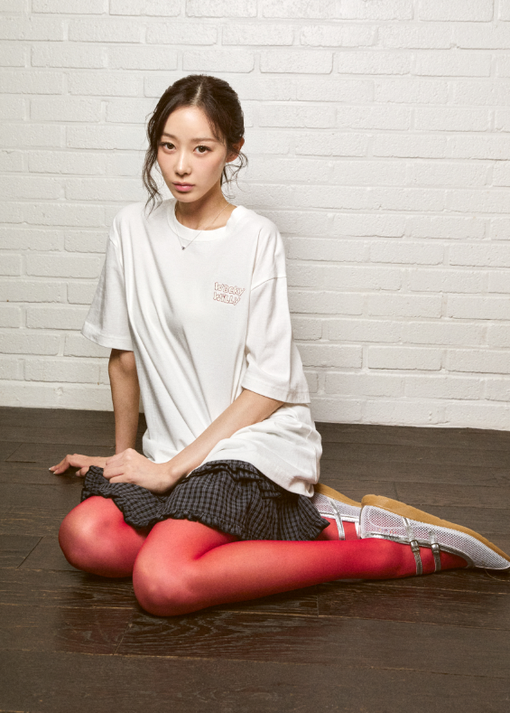 [Aespa Giselle Worn] Wacky Willy [LO.FL] Love Stitch Short Sleeve T-shirt White