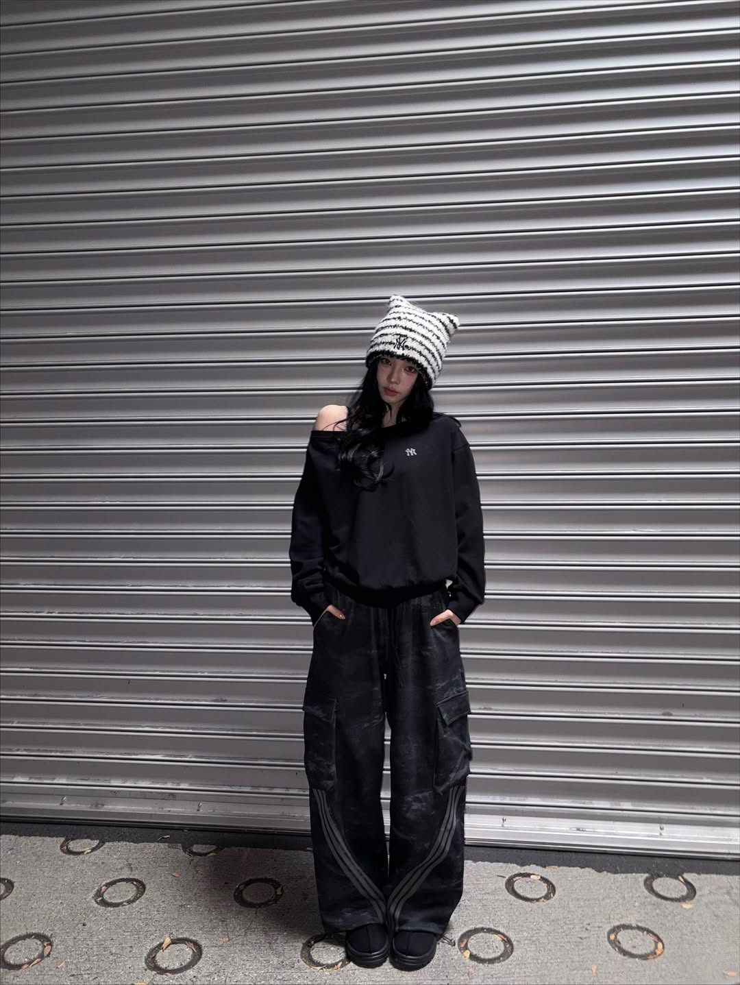 [Aespa Karina Worn] MLB Women's Basic Off-Shoulder Sweatshirt New York Yankees